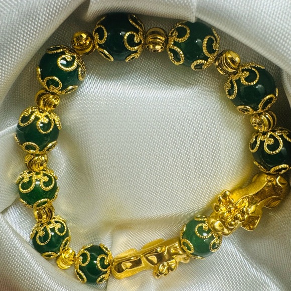 Green Jade Bracelet - Picture 6 of 8